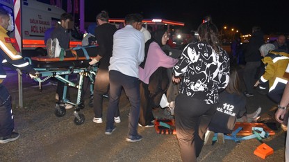 Kazada savrulan araç yayaların arasına daldı: Ortalık savaş alanına döndü!
