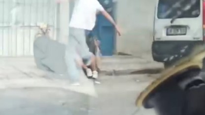 İstanbul'da güpegündüz hayırsız evlat dehşeti! Çevredekiler müdahale edeceklerine videoya çekti!