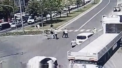 Trafikte bu sefer ''yol verme'' değil, ''niye yavaş gidiyorsun'' kavgası!