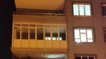 Genç kadın evinin balkonundan ''düşerek'' öldü!