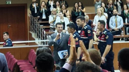 Ekrem İmamoğlu davası olaylı başladı: Mahkeme heyeti salonu terk etti