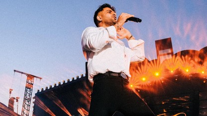 Konserde sahneye atılan şeyi görünce, ''çıkışta seninle görüşelim'' diyerek yanıt verdi