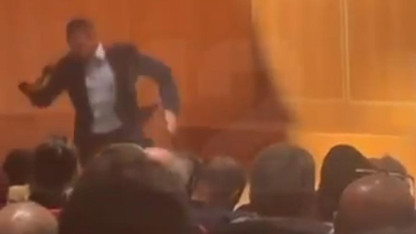 Ali Koç konuşma yaparken sahneden düştü