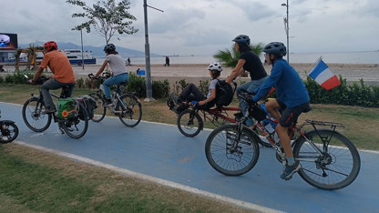 Bisikletle dünya turuna çıkan 5 kişilik Fransız aile, İzmir'e ulaştı