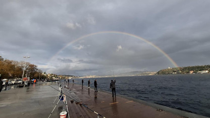 İstanbul Boğazı'nın ortasında gökkuşağı sürprizi