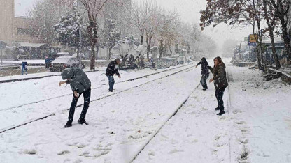 Okullarda kar tatili bir gün daha uzatıldı: İşte yarın eğitime ara verilen iller