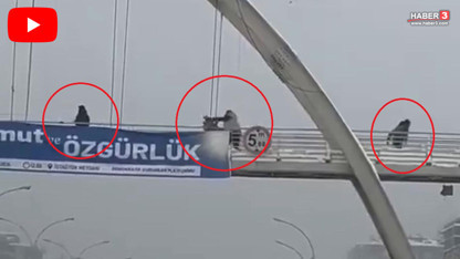 Bu da kar topu dayağı! Üst geçide çıkıp çocukları tekme tokat darbetti