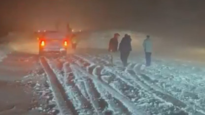 Karayoluna çığ düştü, vatandaşlar yolda kalan araçlarında mahsur kaldı!