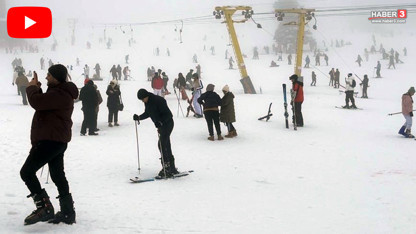 Atkısını, beresini, eldivenini alan buraya koştu; bembeyaz cennette kalabalıktan kar görünmez oldu!