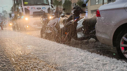 Dolu yağışı felakete dönüştü: Araçlar ve tarım alanları zarar gördü!