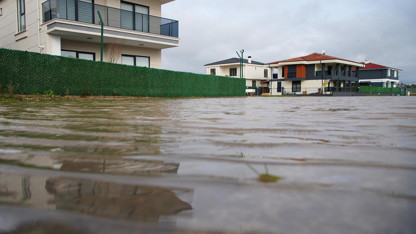 Sağanak yolları göle çevirdi: Milyonluk villalar sular altında kaldı