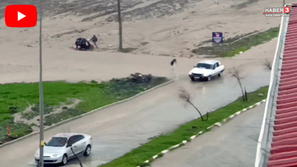 Sağanak bir anda vurdu, yollar göle döndü; araçlar çamura gömüldü