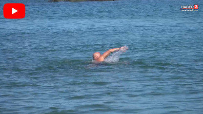 Bu görüntüleri izlerken donabilirsiniz: Karadeniz'in buz gibi sularına meydan okudu