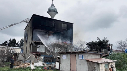 İstanbul'da korku dolu anlar: Önce yangın çıktı, sonra duvar çöktü!