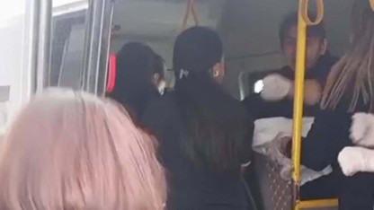 Dolmuşta doğum sürprizi! Sancıları tutan kadın için herkes seferber oldu