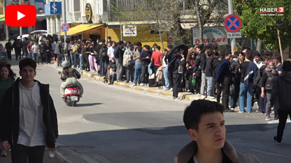 İkinci el kıyafet mağazası önünde ''indirim'' izdihamı! Güneş doğmadan gelip sıraya girdiler!