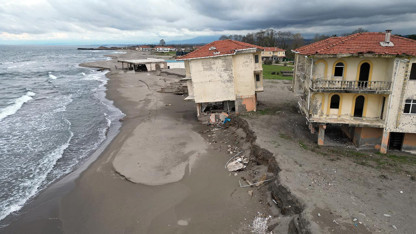 Deniz sahil şeridini yuttu; villalar çöktü! ''En az 100 metre ilerideydi''