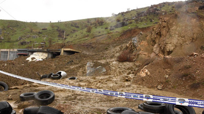 Aynı noktada ikinci heyelan şoku: Trafik durduruldu