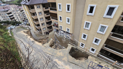 İstinat duvarı çöktü; 7 katlı binanın 2 katı tahliye edildi!