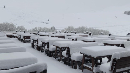Türkiye'nin beyaz cennetinde kış bitmedi: 1 metre kar var!