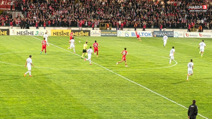 Balıkesirspor-Eskişehirspor maçında yeşil sahalarda görülmemiş kaleci hatası...