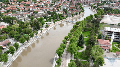 Bir şehir alarmda: Dev kayalarla 9 kilometrelik set çekildi!