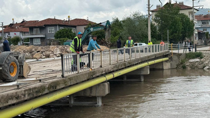 Taşkın riski büyüyor: Köprüler sökülmeye başlandı