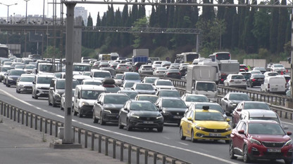 İstanbul'dan kaçış başladı: Trafik kilit!