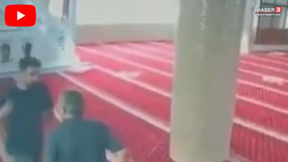 Camide akılalmaz olay: İmama yumruklu saldırı kamerada