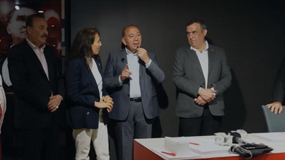Gürsel Tekin, CHP'ye geri dönen partililere rozet taktı