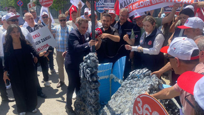Memurlar sokağa indi: Bakanlık önünde balyozlu eylem!