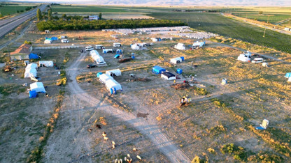 600 kilometre uzaktan gelip, günde 14 saat ter döküyorlar