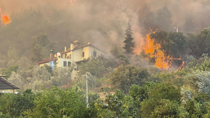 Muğla'da büyük yangın: Ormanı saran alevler evlere ulaştı