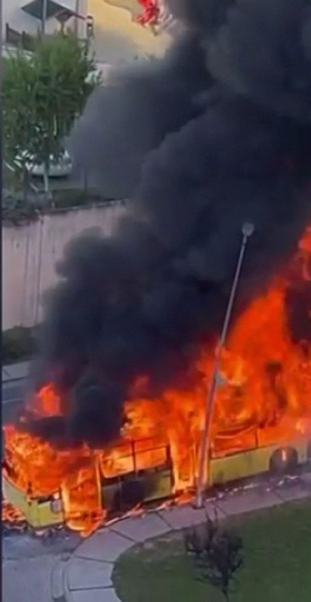 İstanbul'da İETT otobüsü alev topuna döndü: Yolcular son anda tahliye edildi - Resim: 1