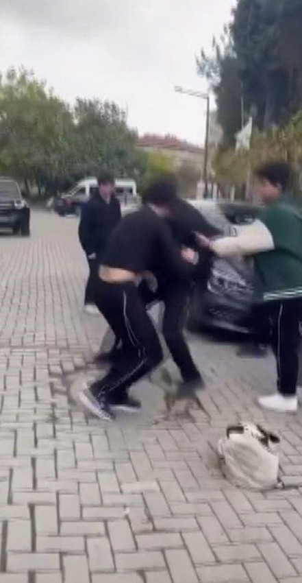 Lise öğrencilerinin kavgasında ortalık kan gölüne döndü - Resim: 2