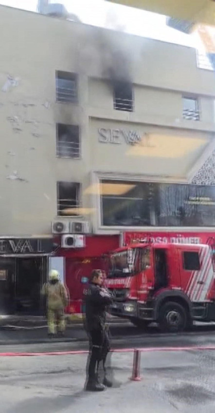 Gelinlik mağazasında yangın paniği: 2 kişi mahsur kaldı - Resim: 2