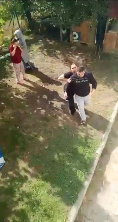 Annesini ve kız kardeşini darbeden psikopat kamerada... - Resim: 3