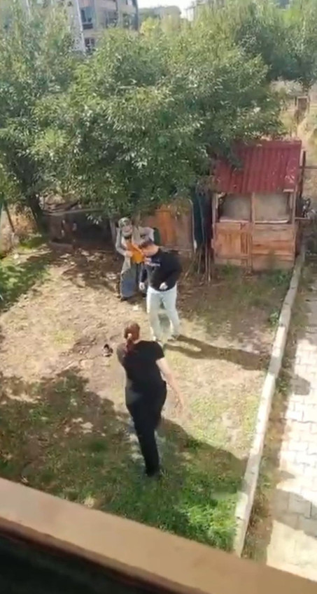 Annesini ve kız kardeşini darbeden psikopat kamerada... - Resim: 2