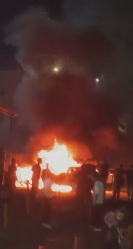 Esenyurt'ta otomobil ve motosiklet çarpıştı; 2 araç da alev alev yandı! - Resim: 4