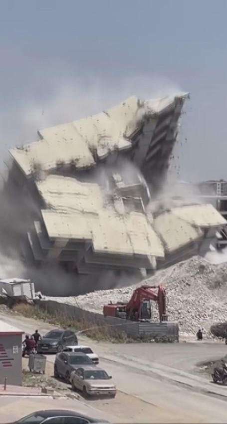 Hatay'da kontrollü yıkım depremi aratmadı: 12 katlı bina toz yığınına dönüştü - Resim: 2