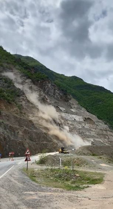 Facia kıl payı atlatıldı; bir araç sürücüsü heyelandan saniyelerle kurtuldu - Resim: 2