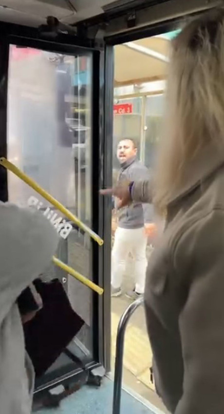 Yolculara küsen otobüs şoförü, otobüsü kenara park edip, aracı terk etti - Resim: 1