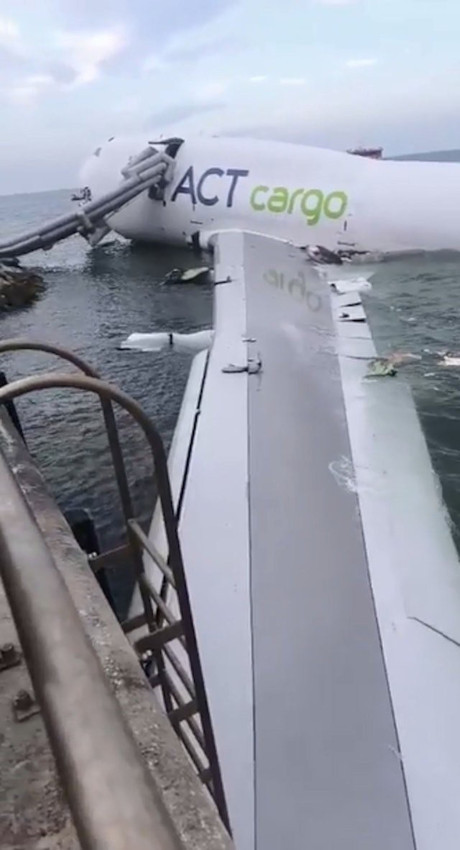 Dev kargo uçağı iniş sırasında pistten çıkıp denize uçtu - Resim: 2