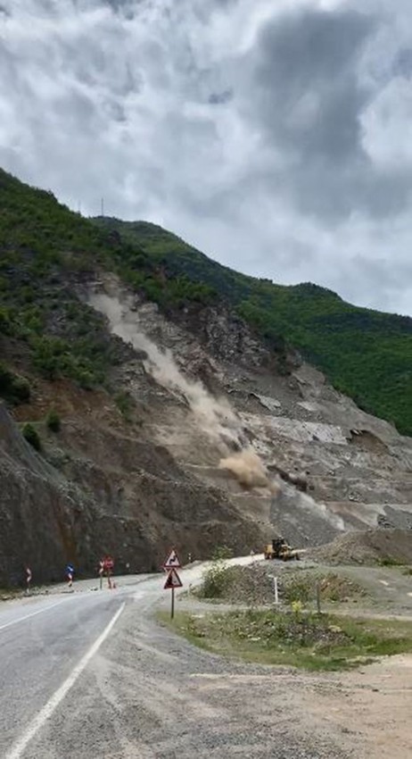 Facia kıl payı atlatıldı; bir araç sürücüsü heyelandan saniyelerle kurtuldu - Resim: 1