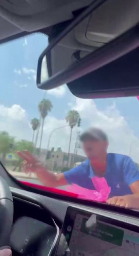 Trafikte damattan zarf alamayınca gelin ve damada hayatının şokunu yaşattı - Resim: 2