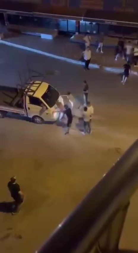 Tacizciyi mahalleli affetmedi... Tacizciye meydan dayağı kamerada... - Resim: 1