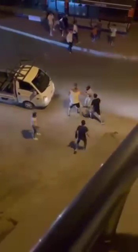 Tacizciyi mahalleli affetmedi... Tacizciye meydan dayağı kamerada... - Resim: 3