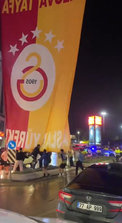 Fenerbahçe taraftarı, Galatasaray bayraklarına saldırdı - Resim: 3
