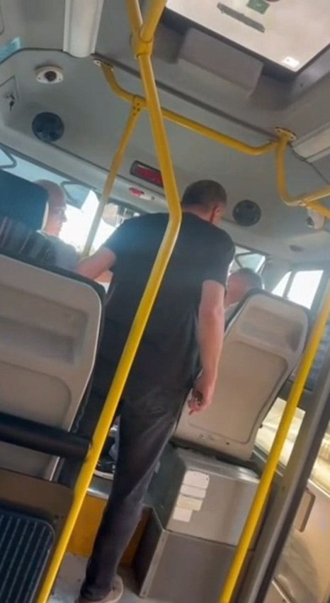 İstanbul'da toplu taşımada akılalmaz kavga: Yumruklaya yumruklaya darp etti - Resim: 1