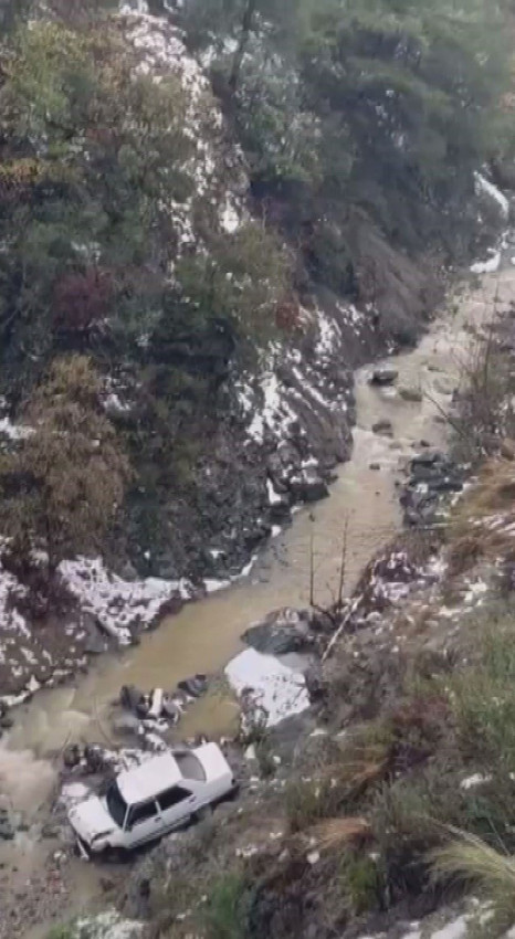 Metrelerce yüksekten dereye uçan otomobilden son anda atlayarak kurtuldu - Resim: 3